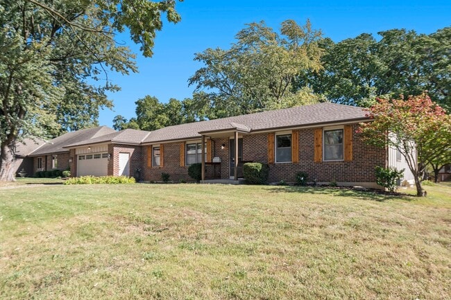 Foto del edificio - Charming 3 Bed 2.5 Bath Raised Ranch