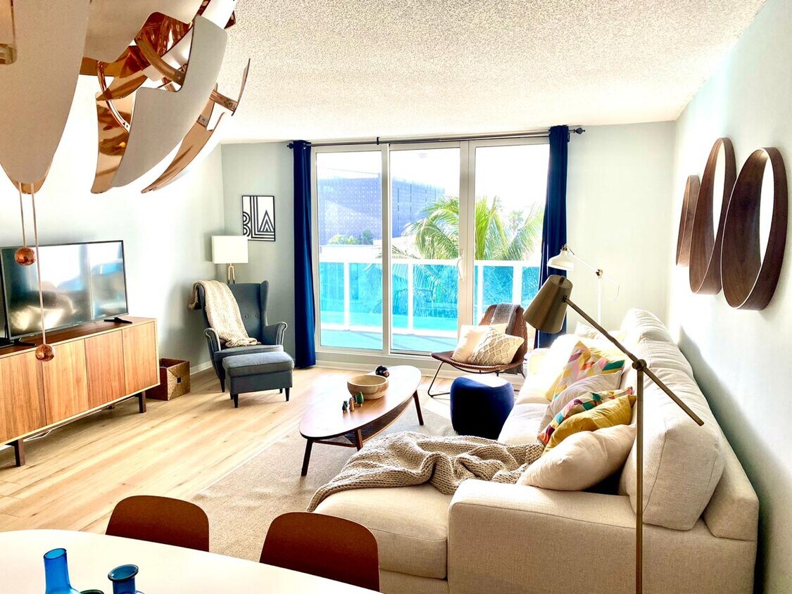 Primary Photo - 2301 COLLINS Ave