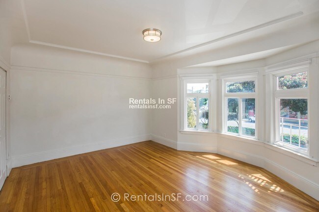 Building Photo - Large Studio in Outer Richmond!