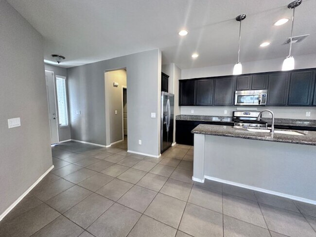 Building Photo - Spacious 3 Bed 2 Bath Home in Desirable Pe...