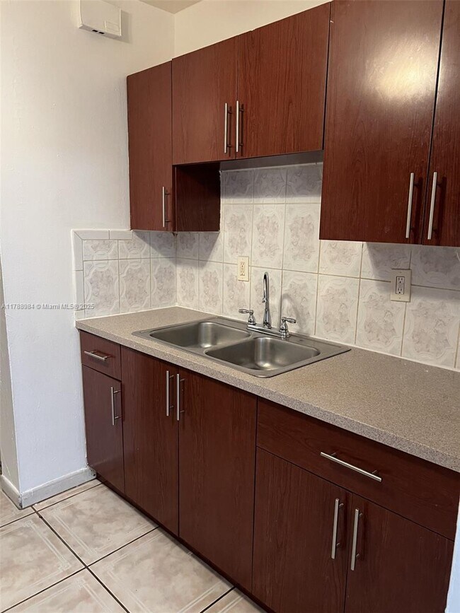 Foto del edificio - 1320 NE 117th Terrace