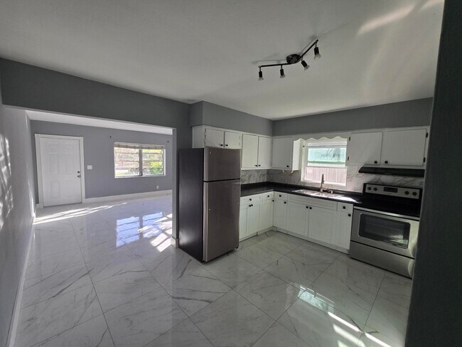 Foto del edificio - 1021 SW 32nd Ct