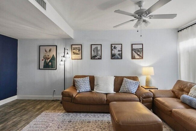 Foto del edificio - 6335 Riverwalk Ln