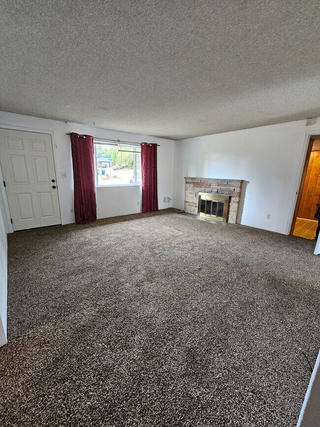 Building Photo - Charming 4 bedroom Rambler in Desirable Bo...