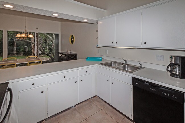 Building Photo - 10061 Sawgrass Dr E