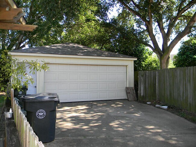 Building Photo - 2711 River Birch Dr