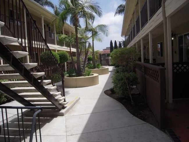 Foto del edificio - AFFORDABLE 1st Floor Condo & patio yard!