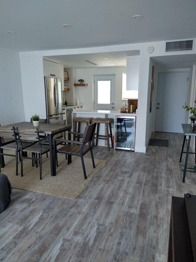Foto del edificio - 7850 Byron Ave