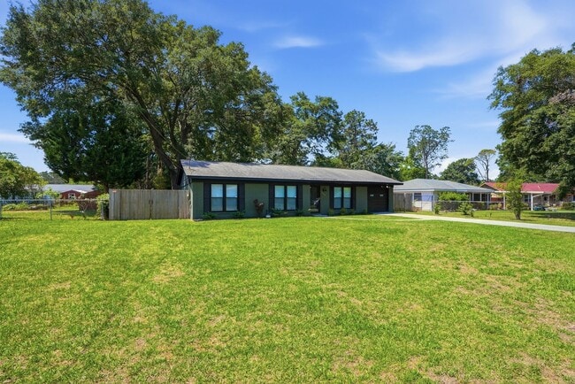 Building Photo - 703 Pineview Ct