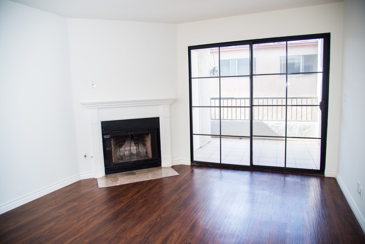 Primary Photo - 909 N Croft Ave