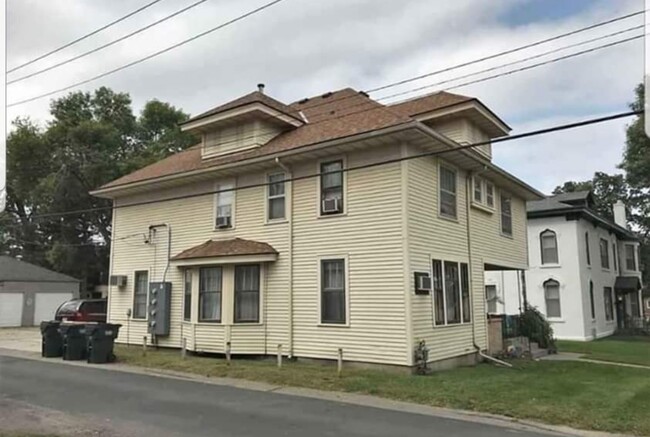 Building Photo - 315 E Walnut St
