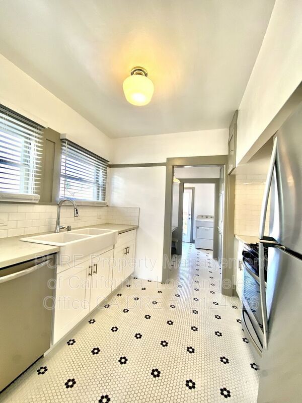 Building Photo - 1734 Cabrillo Ave