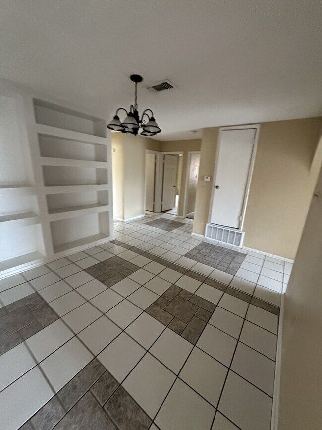 Foto del edificio - AVAILABLE NOW!!!