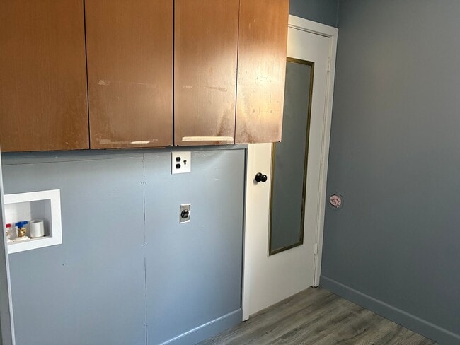 Building Photo - three bedroom one bath home with attached garage for rent