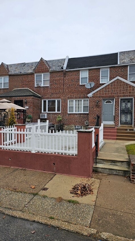 Foto principal - Beautiful, modern home with attached garage!