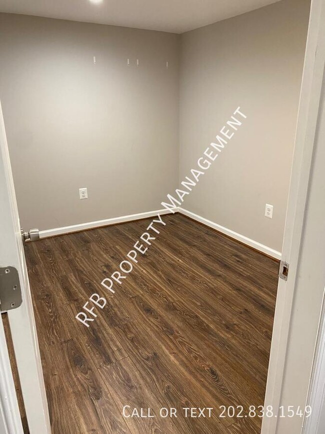 Foto del edificio - Spacious 2-Bedroom Basement Unit with Wash...