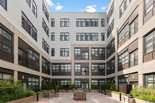 Building Photo - 136 Oakland Ave