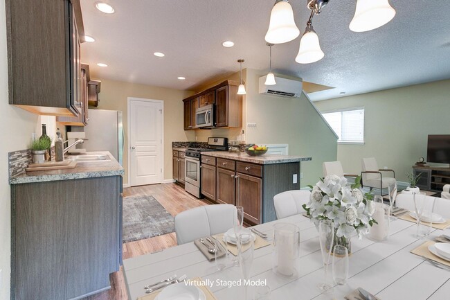 Building Photo - MOVE IN SPECIAL!  $1000 OFF!  Beautiful Single Family Home!  Close to Downtown Hillsboro!