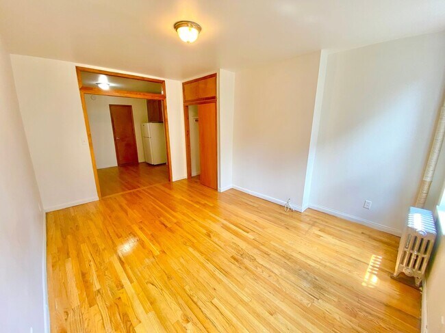 Building Photo - Sunny Studio | E 11th Street