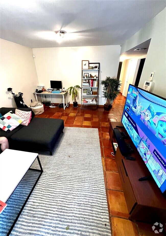 East Shenandoah Apartments for Rent with a Living Room Miami, FL 4