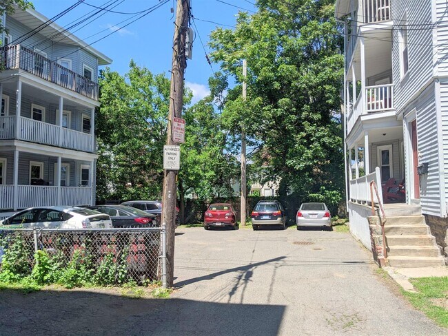 Foto del edificio - 8 Lowell Cir