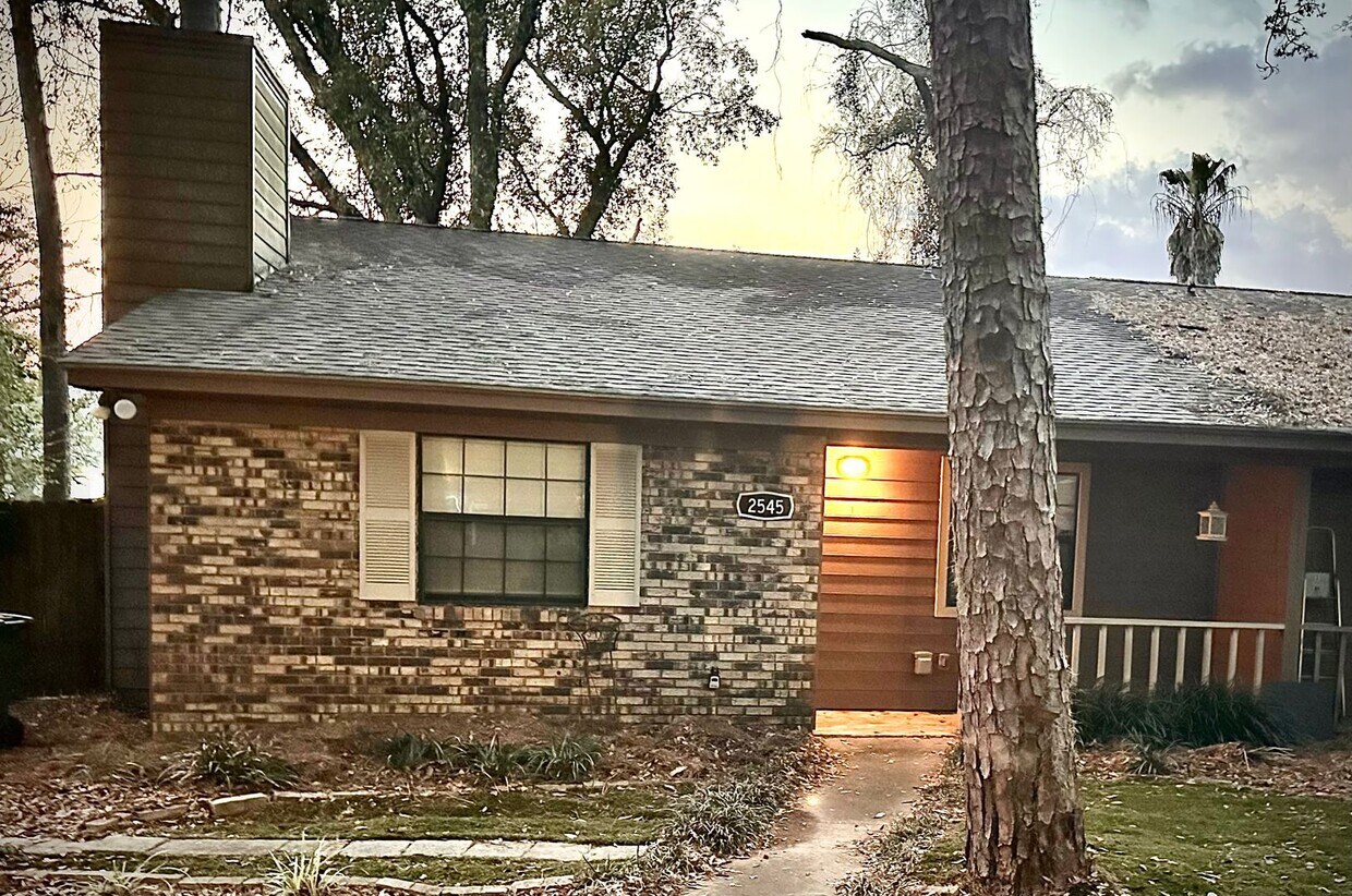 Foto principal - Great townhome in Brewster Estates!