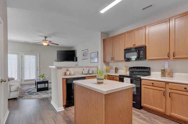 Foto del edificio - Cozy End-Unit Townhome – Prime Durham Loca...