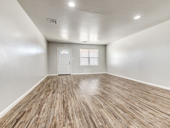 Foto del edificio - Charming Home + Balcony + Centrally Located in OKC + 3 bedrooms