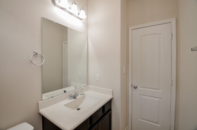 Foto del edificio - 2227 Leonetti Ln