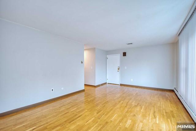 Foto del edificio - 44 Newcomb Rd