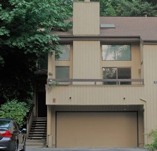 Building Photo - Northup Central Townhome