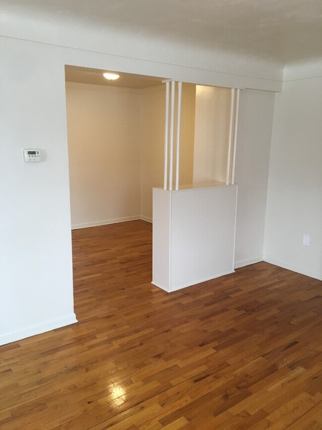 Foto del edificio - G 2288 E Hemphill Rd Apt (Range 1 - 4)