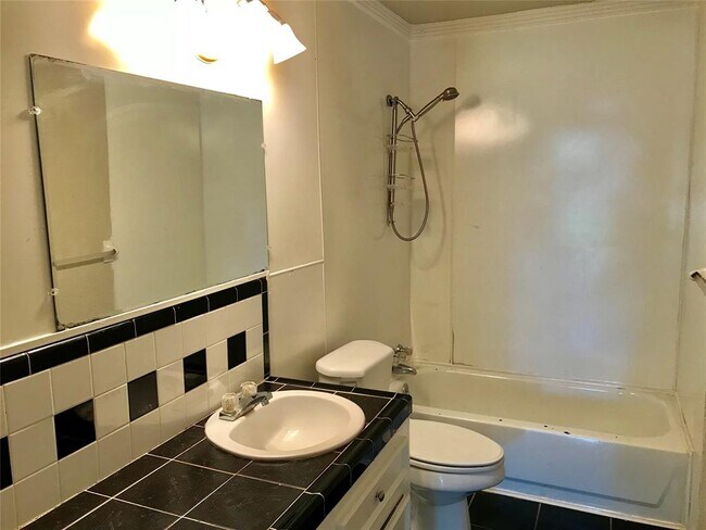 Bathroom. - 114 28th St N