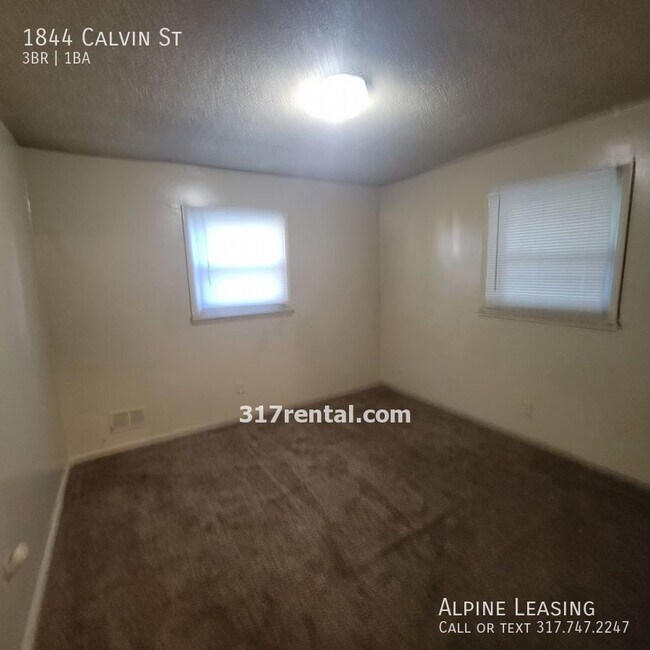 Building Photo - 1844 Calvin St - 3BR House w/Garage!