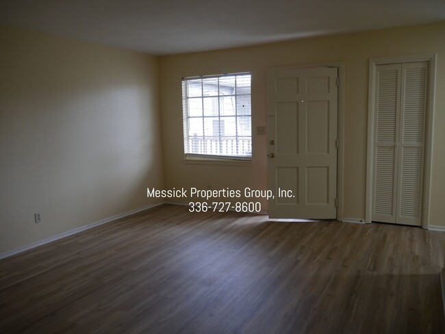 Foto del edificio - Upper Level Overlooking Courtyard - Salem ...