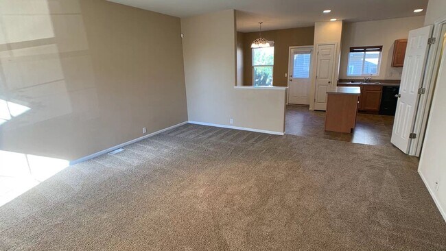 Building Photo - Great 2 Story Townhome!