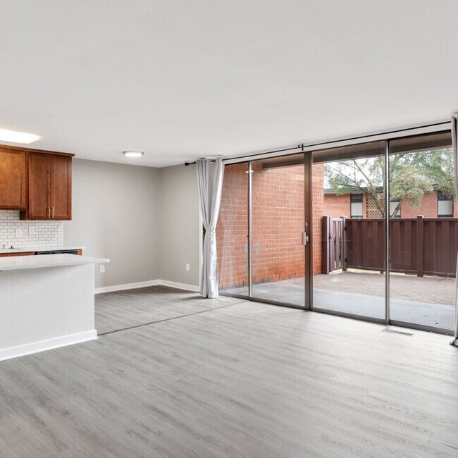 Aurora 1425 Eastcrest Dr Charlotte, NC