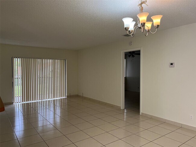 Foto del edificio - 12278 Royal Palm Blvd