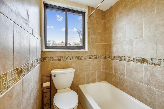 Foto del edificio - 7611 Maple Ave