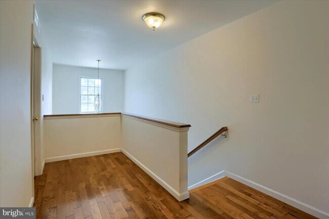 Building Photo - 38 Keefer Way