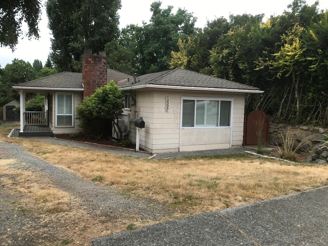 Front - 2505 NE 82nd St