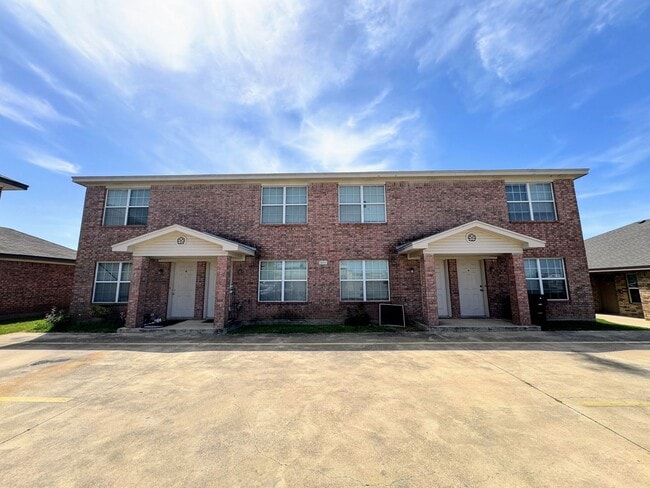 Building Photo - 805 Leifester Cir