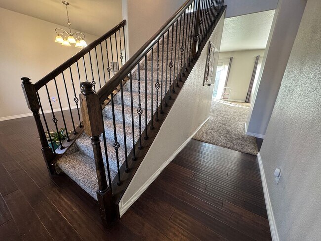 Building Photo - Beautiful 4 Bed, 3 Bath Home – Modern Upgr...
