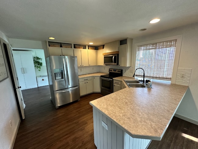 Building Photo - 2021 Dilley Ave