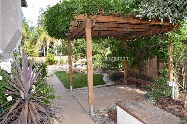Building Photo - Beautiful 5 bedroom home with pool and spa!