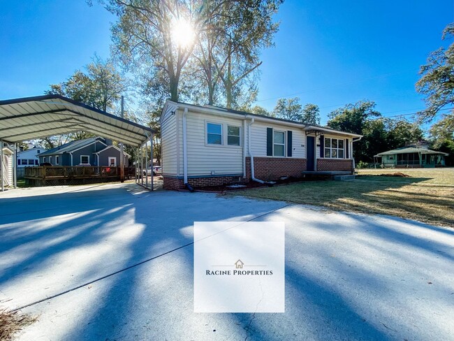 Building Photo - Cozy Two Bedroom Located Near Downtown Cli...