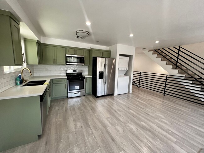 Foto del edificio - 3320 E 6th St