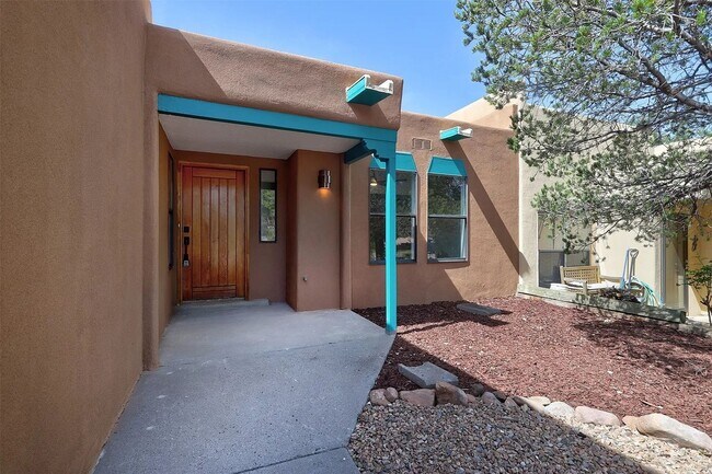 Foto del edificio - Completely Remodeled Stylish Home in La Villa Serena