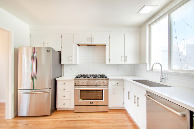 Building Photo - 212 29th St