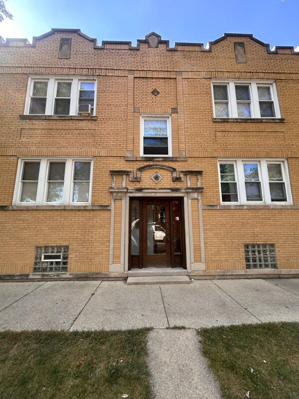 Photo - 5301 W Barry Ave (Chicago, IL)